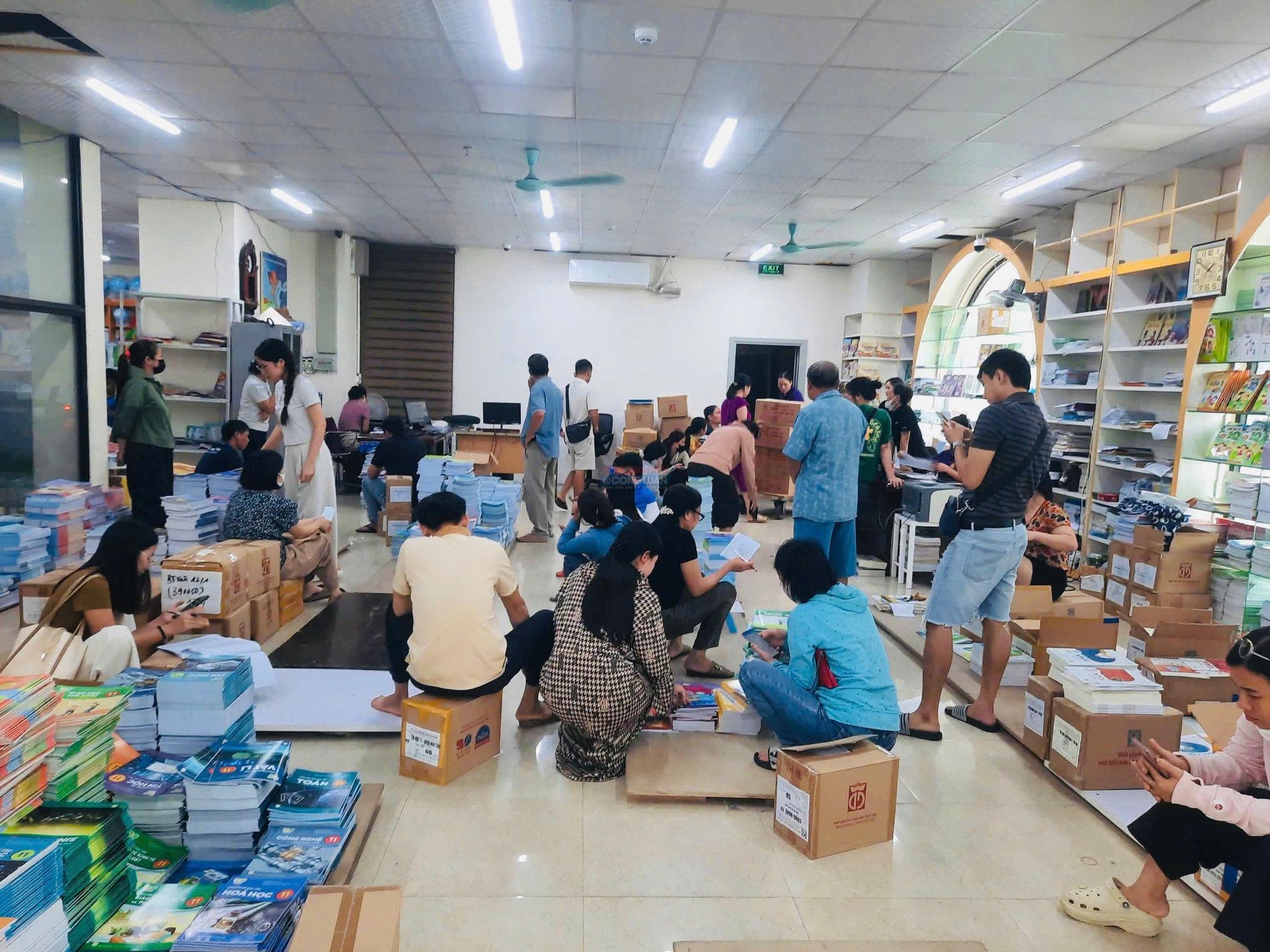 Rất đông các phụ huynh có mặt tại nhà sách để tìm mua đủ bộ cho con