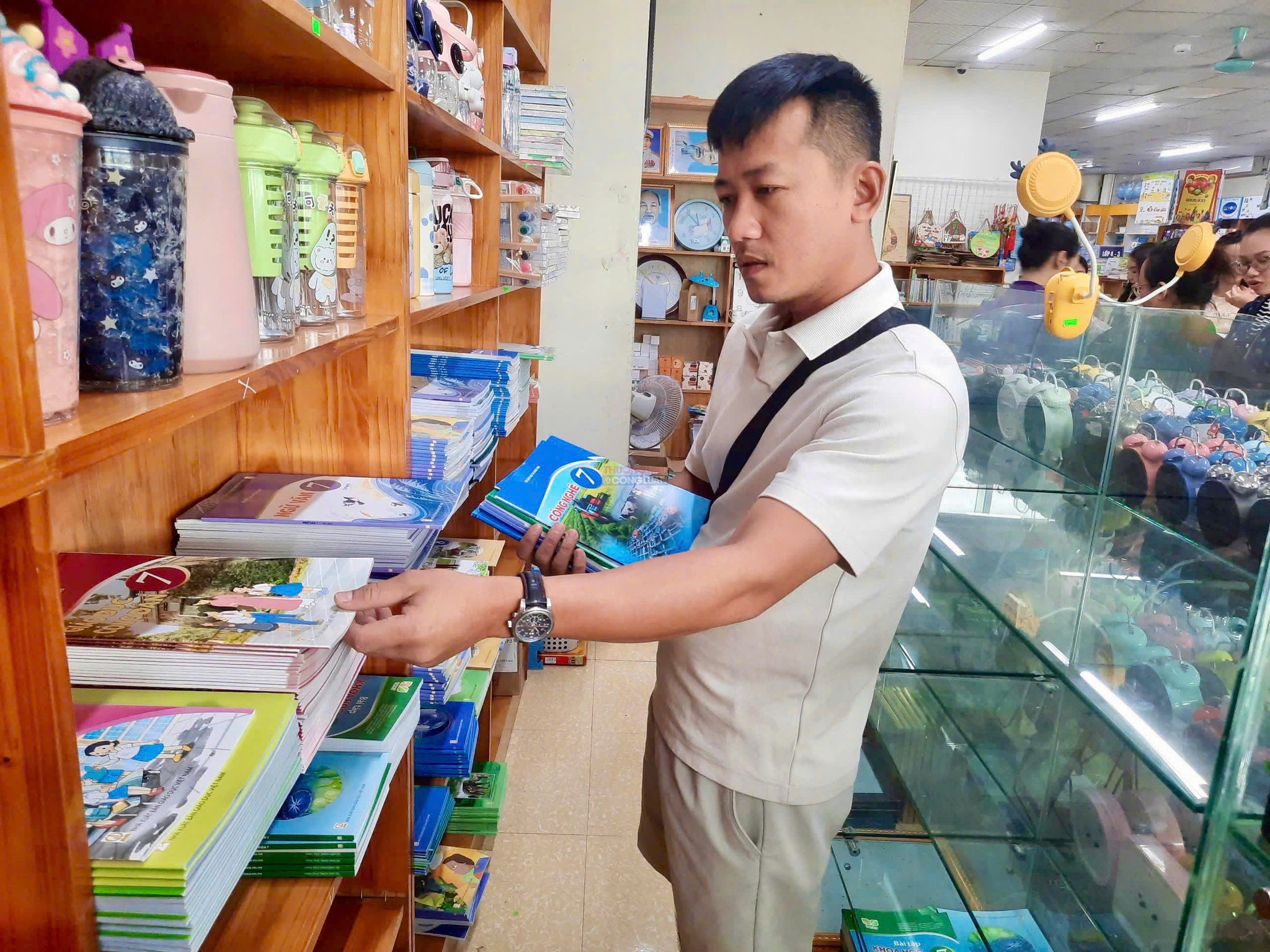 Anh Mai Hưng Lý đang tìm mua sách giáo khoa cho con