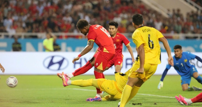 Nguyễn Xuân Son là trung phong cắm nguy hiểm trên hàng công Việt Nam