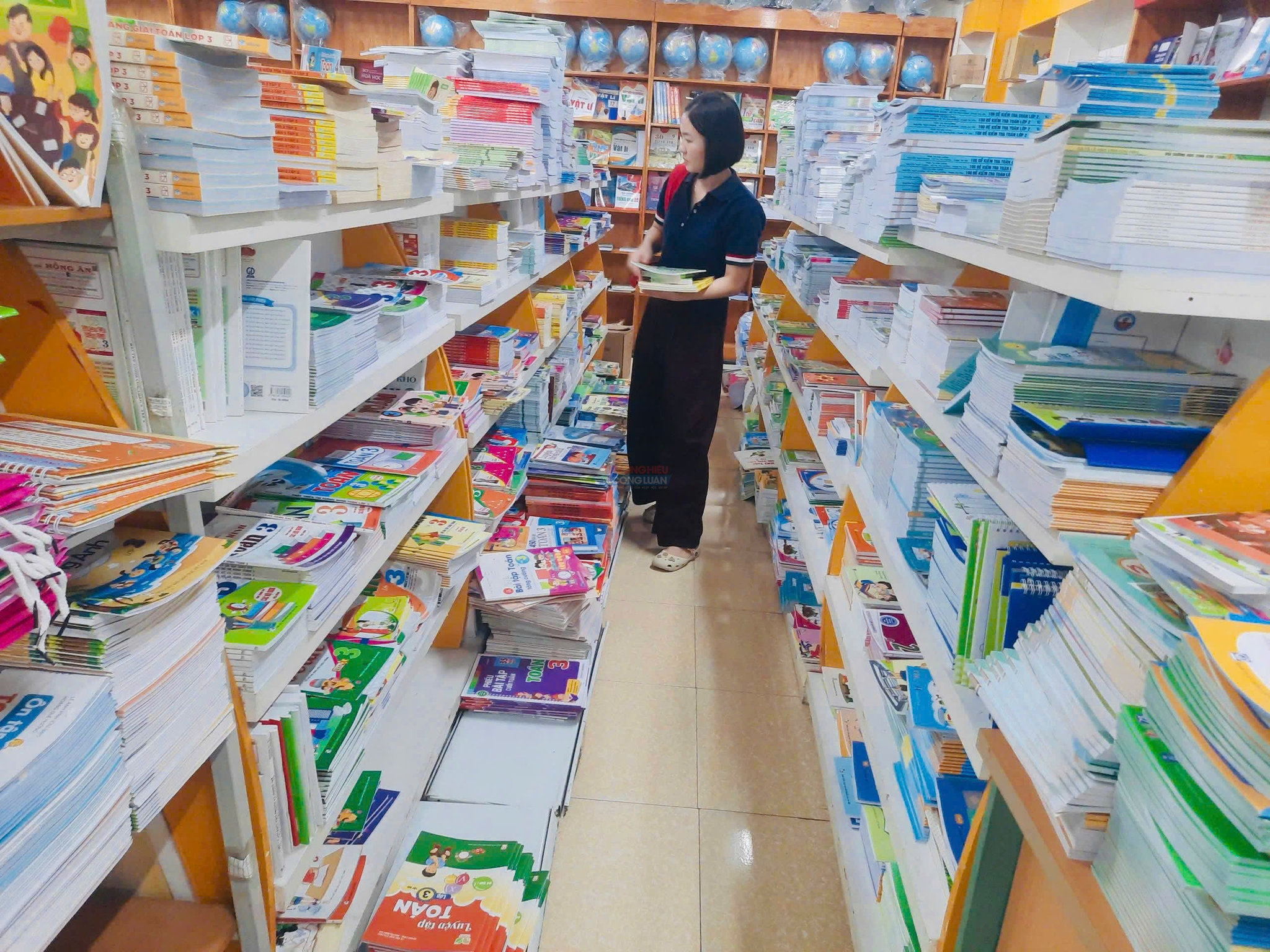 Phụ huynh đang tìm mua sách cho con