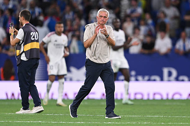 HLV Jose Mourinho trên băng ghế chỉ đạo của Real Madrid trong ngày tái xuất La Liga