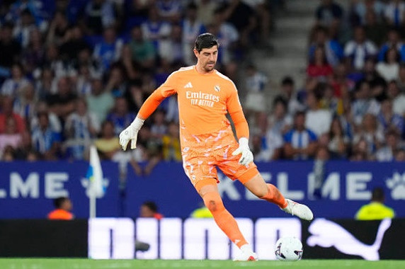 Thủ môn Thibaut Courtois thi đấu nhàn nhã trong khung gỗ Real Madrid