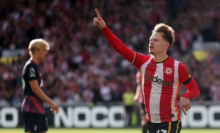 Keane Lewis-Potter mở tỷ số trận đấu cho Brentford.