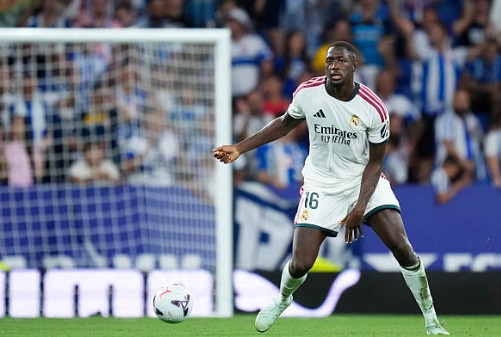 Hàng phòng ngự Real Madrid thi đấu tập trung trước sức ép của Espanyol