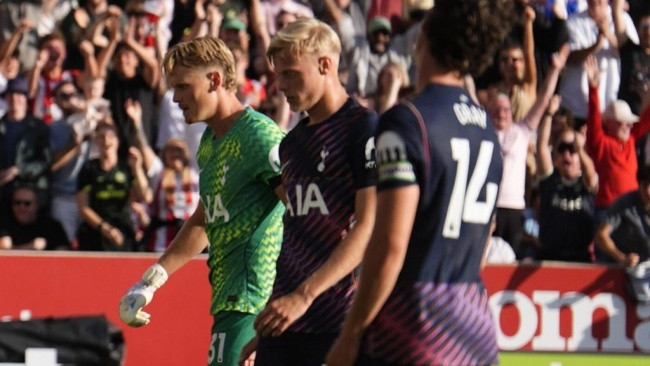 Tottenham thua 0-3 trước Brentford trong ngày mở màn mùa giải.