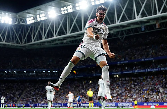 Carlos Espi ăn mừng bàn thắng ấn định tỷ số 2-1 cho Real Madrid
