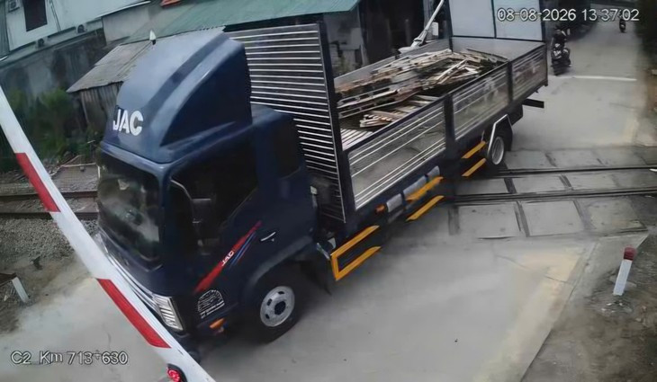 Vượt đường ngang khi cần chắn đang hạ, tài xế bị xử phạt 2 hành vi- Ảnh 1.