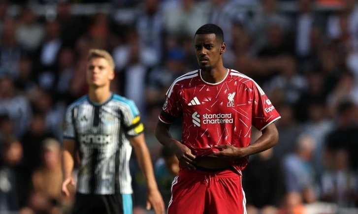Alexander Isak thi đấu mờ nhạt trong ngày trở lại sân St. James' Park