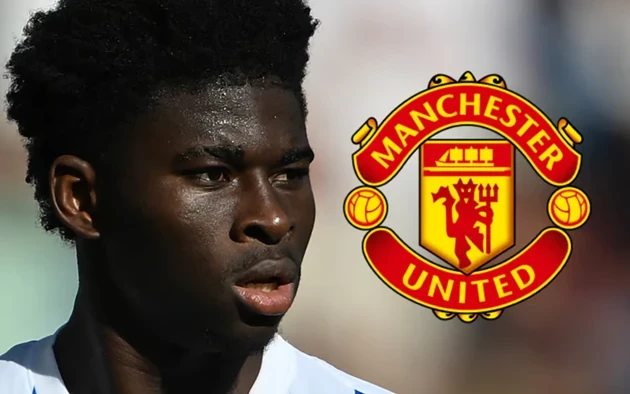 Carlos Baleba trên đường cập bến Man Utd