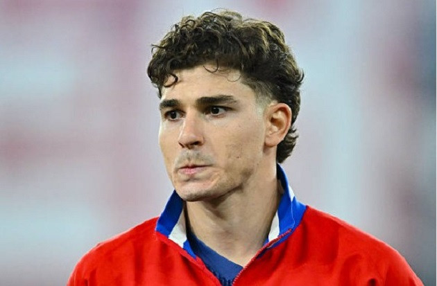 Julian Alvarez trong màu áo Atletico Madrid đối mặt áp lực từ khán đài