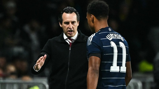 HLV Unai Emery từ chối trả lời trực tiếp về tương lai của tiền đạo Ollie Watkins