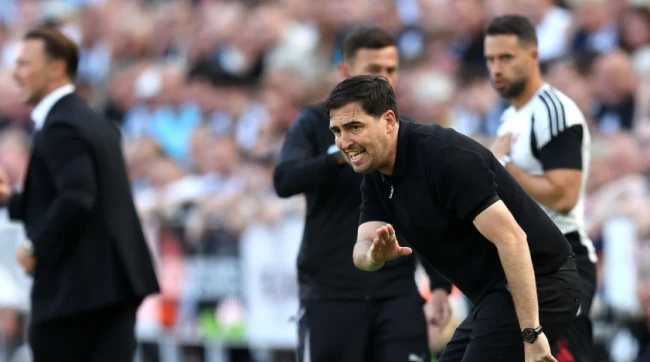 Tuyến tiền vệ Liverpool bộc lộ điểm yếu khi thiếu tiền vệ phòng ngự thực thụ