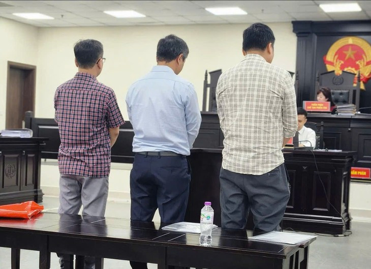 Cựu hiệu trưởng hầu tòa vì 'ăn chặn' tiền A80 của hơn 900 sinh viên- Ảnh 1.