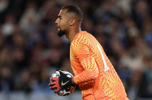 Robert Sanchez chịu áp lực lớn trong khung gỗ Chelsea sau màn thể hiện ở vòng mở màn.
