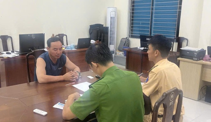 Cảnh sát giao thông Huế tóm gọn đối tượng truy nã trên xe khách- Ảnh 1.