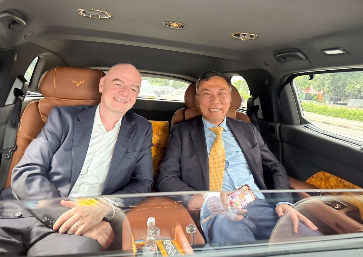 Chủ tịch FIFA Gianni Infantino (trái) và Chủ tịch VFF Trần Quốc Tuấn trên hàng ghế sau của Lạc Hồng 900 LX. (Ảnh: VFF)