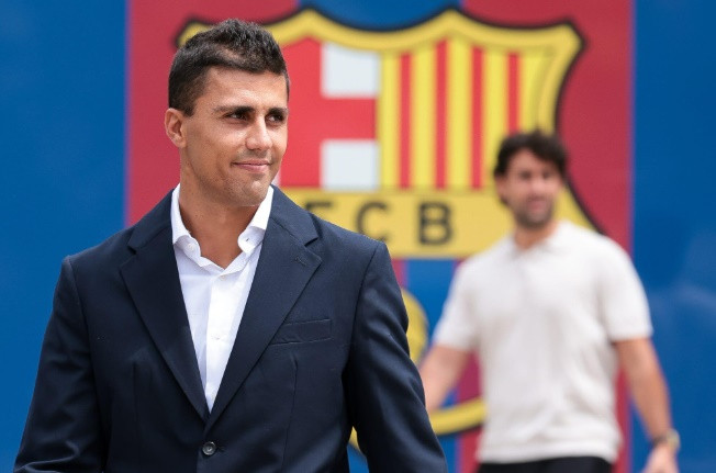 Man City đang loay hoay tìm phương án thay thế Rodri - người đã gia nhập Barca.