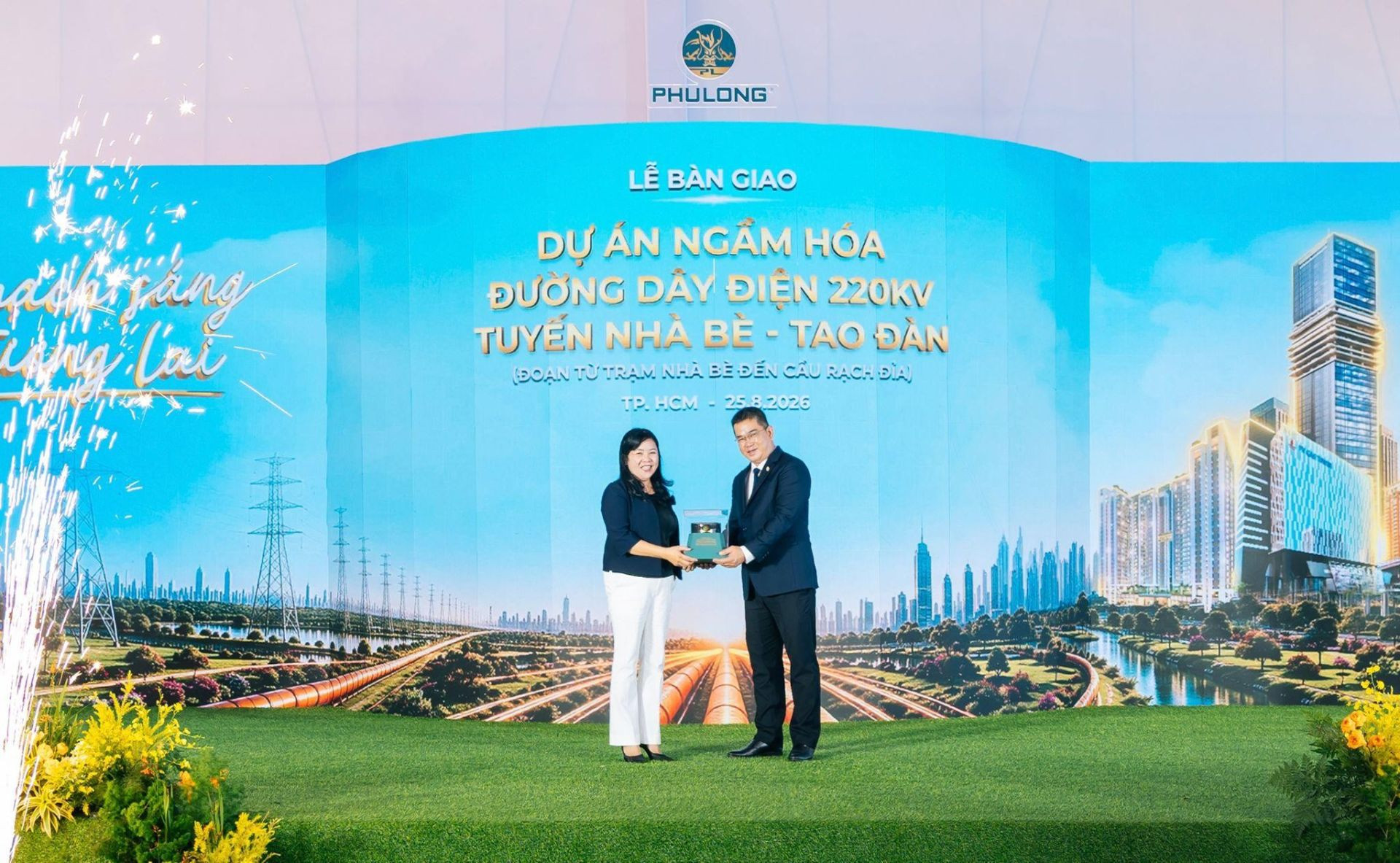 Tổng Giám đốc Phú Long bàn giao biểu trưng công trình cho lãnh đạo Sở Công Thương TP.HCM