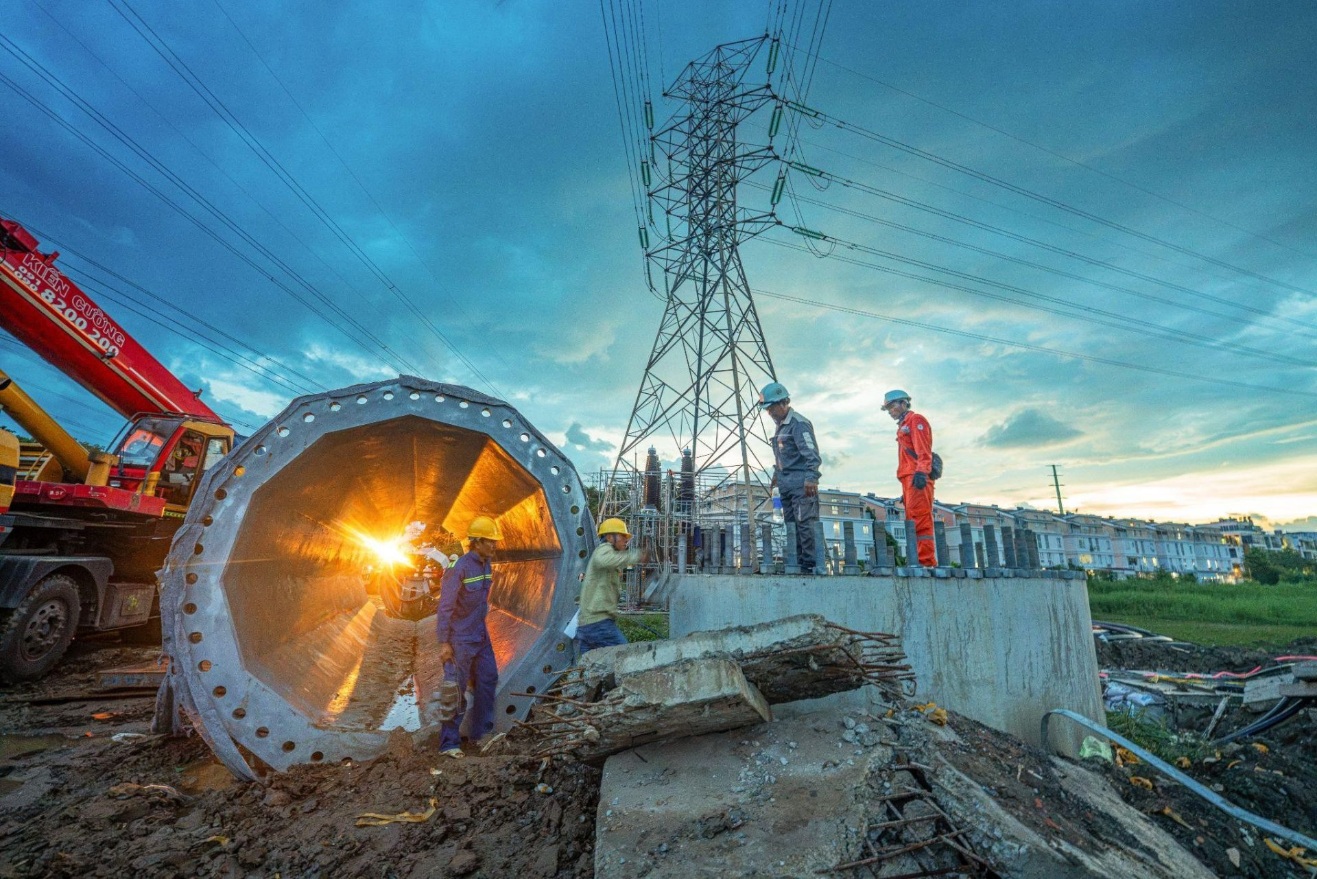 Lắp dựng trụ thép đơn thân tại công trình ngầm hóa đường dây 220kV