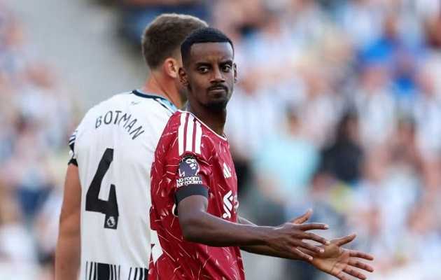 Isak gặp khó trong ngày trở lại St. James' Park. Ảnh: Getty.