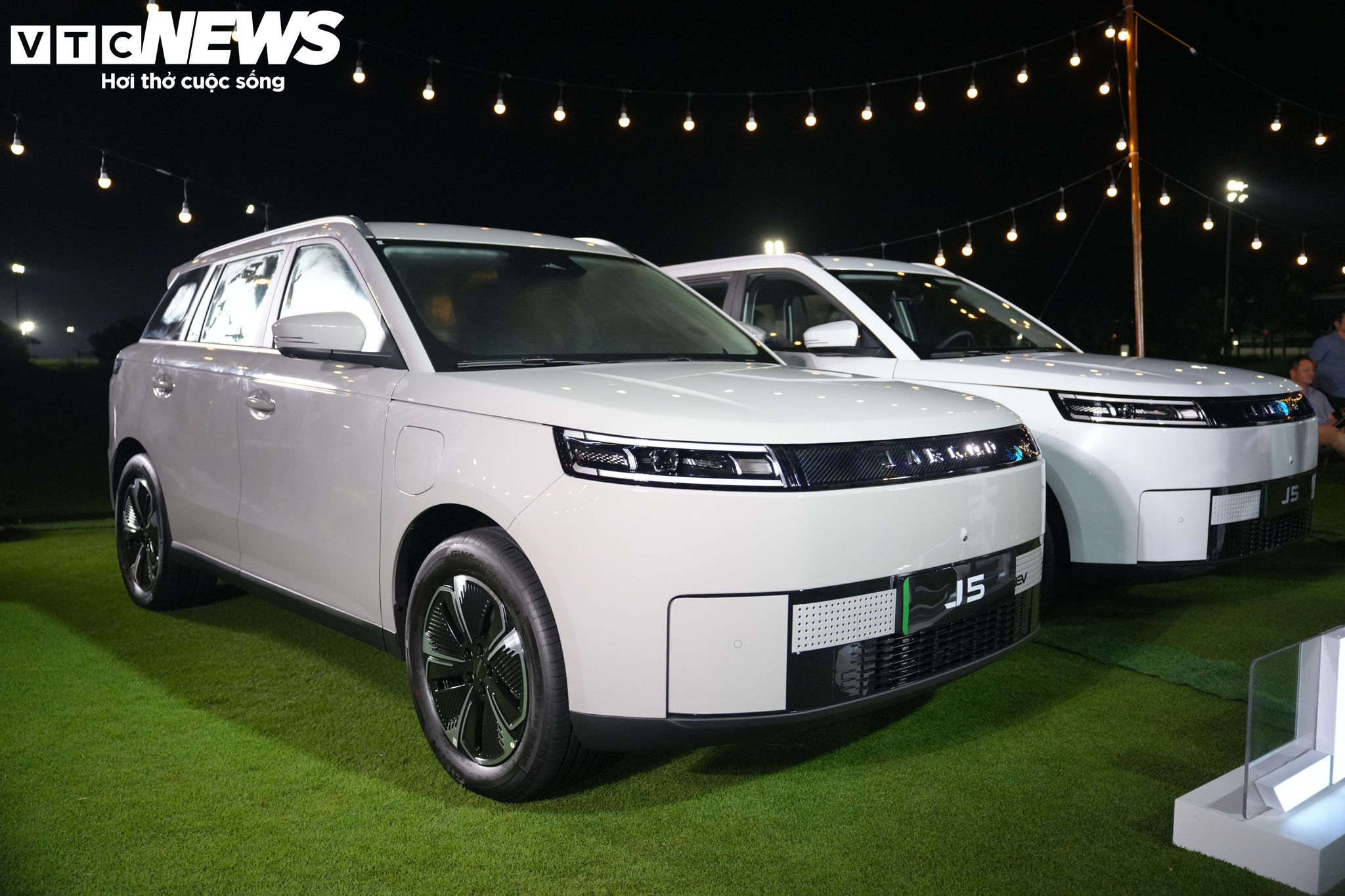 Jaecoo J5 EV Flagship sở hữu thiết kế hình hộp vuông vắn cùng động cơ điện công suất 208 mã lực.