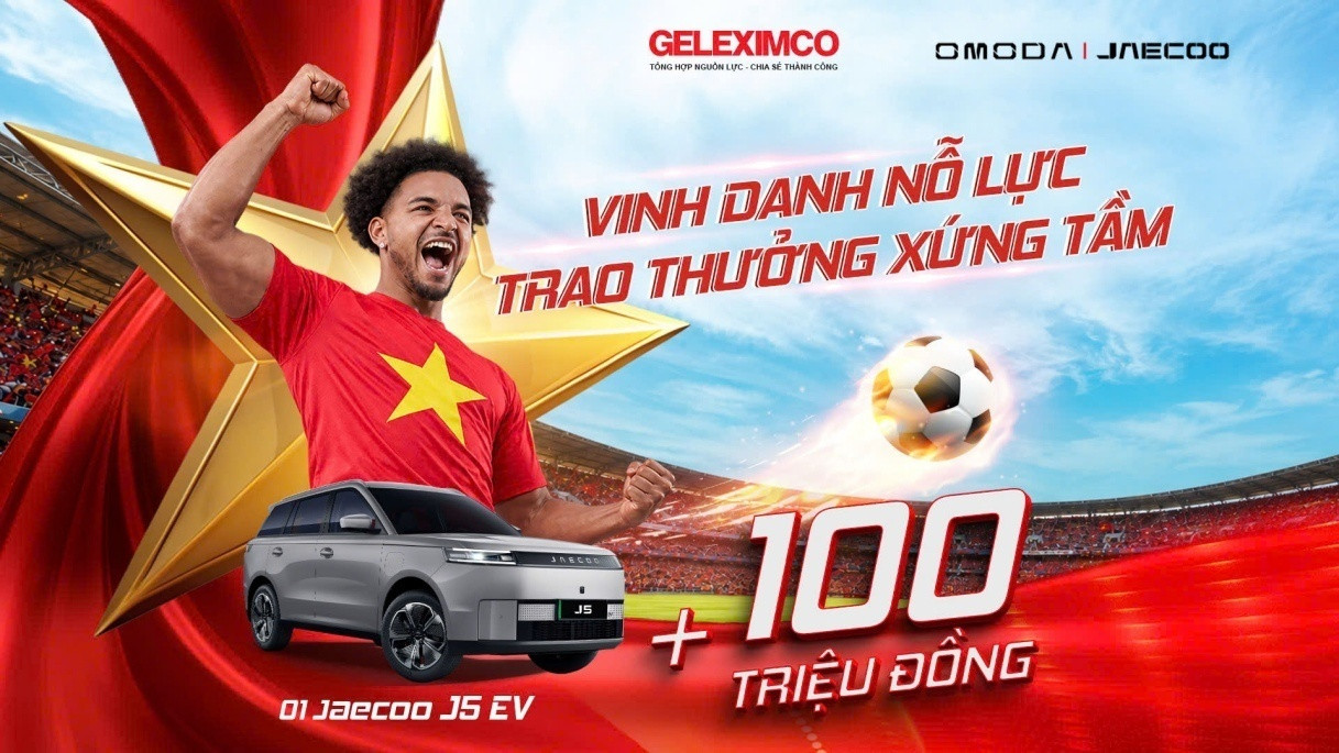 Tiền đạo Nguyễn Xuân Son nhận phần thưởng gồm xe điện Jaecoo J5 EV Flagship và 100 triệu đồng tiền mặt.
