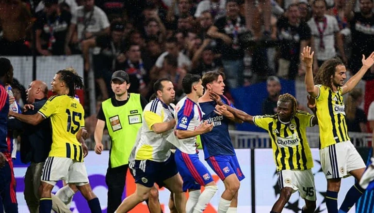 Matteo Guendouzi là tâm điểm trong vụ lộn xộn sau trận đấu giữa Lyon và Fenerbahce