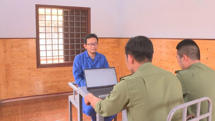 Tự xưng được 'bề trên' cho số trúng xổ số, cặp vợ chồng ở TPHCM bị khởi tố- Ảnh 1.
