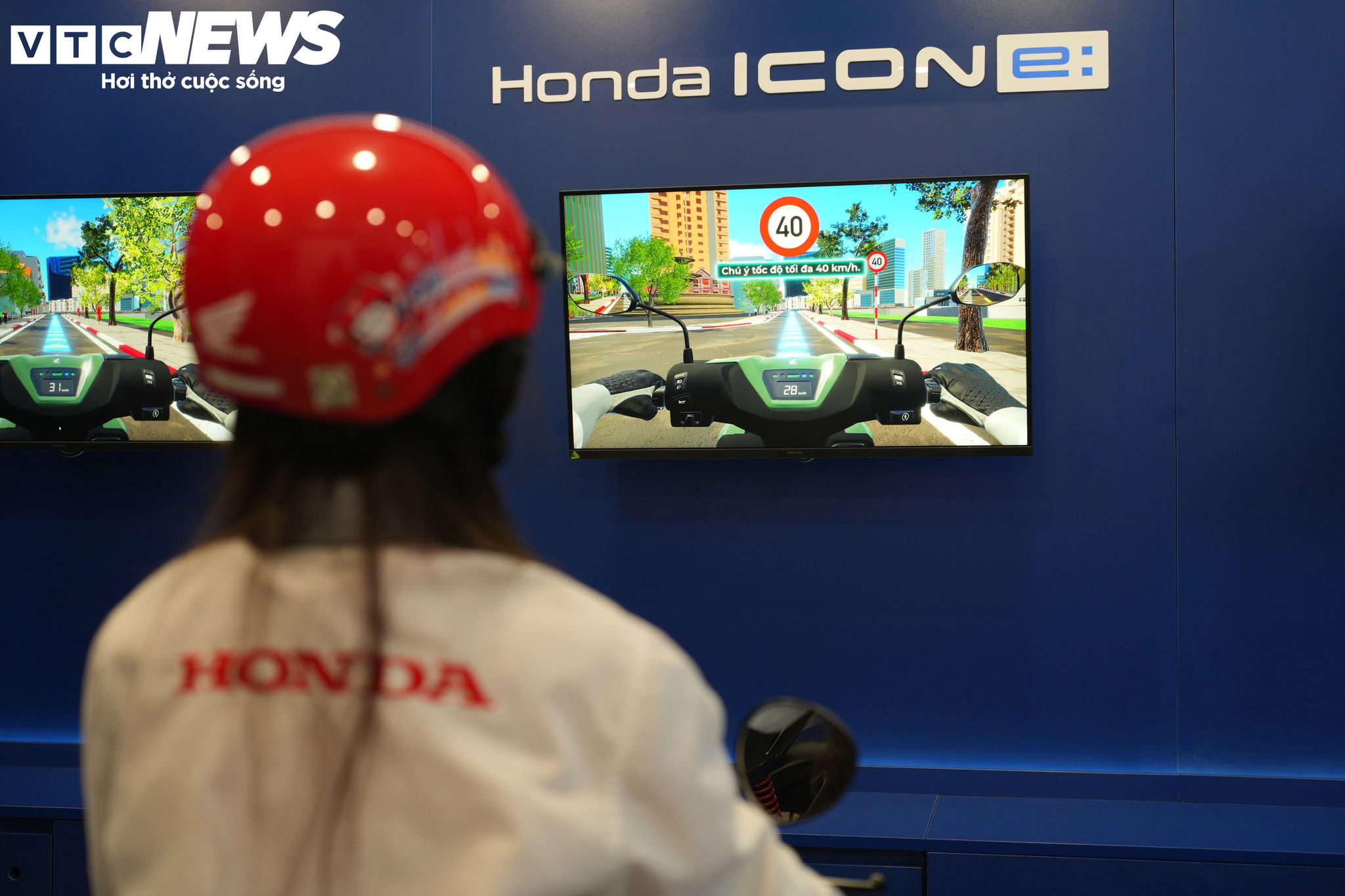 Học sinh làm quen với quy tắc an toàn giao thông qua hoạt động điều khiển xe điện mô phỏng Honda ICON e:.