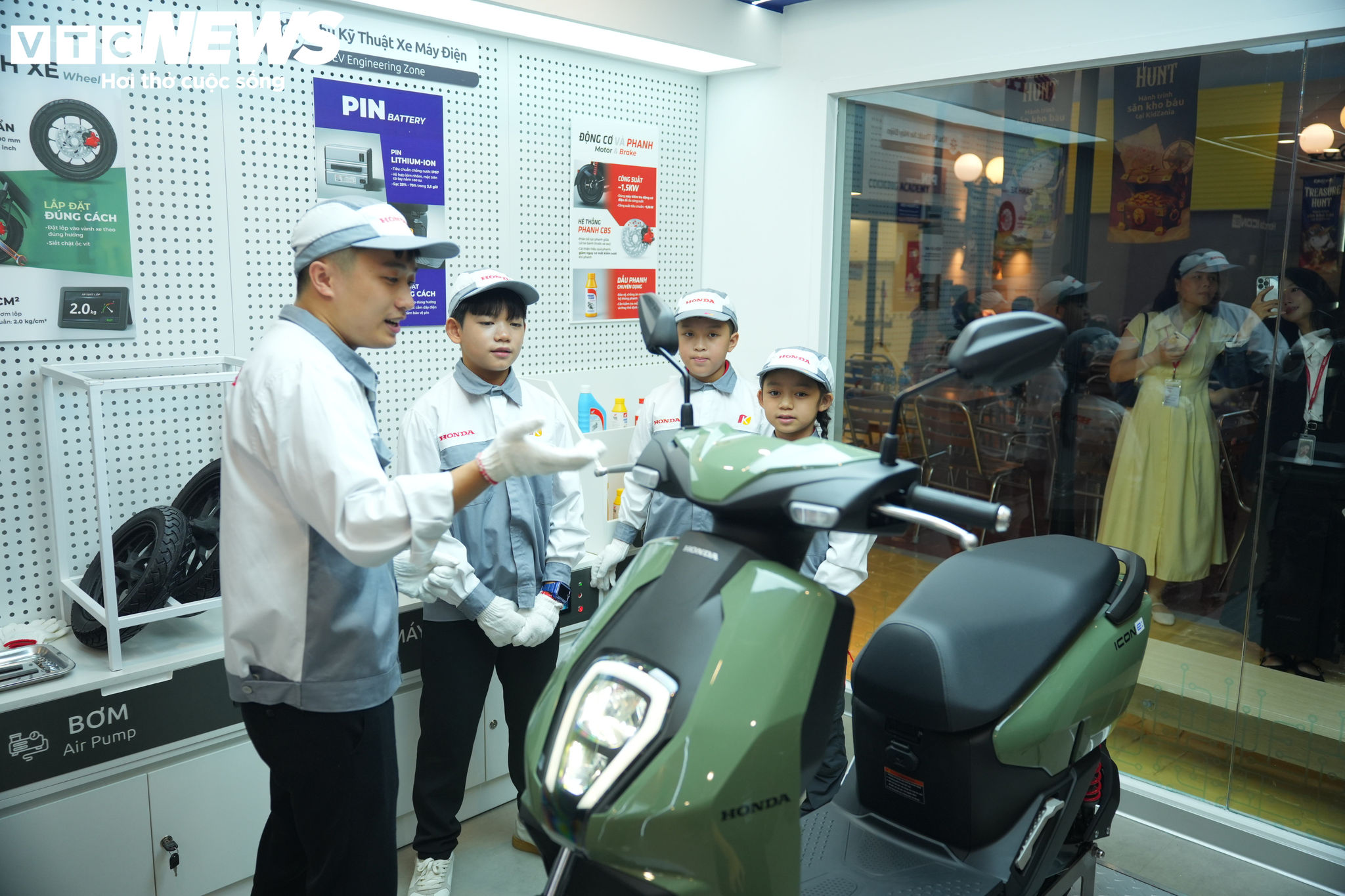 Trẻ em tìm hiểu kết cấu và trải nghiệm quy trình lắp ráp xe điện Honda ICON e:.