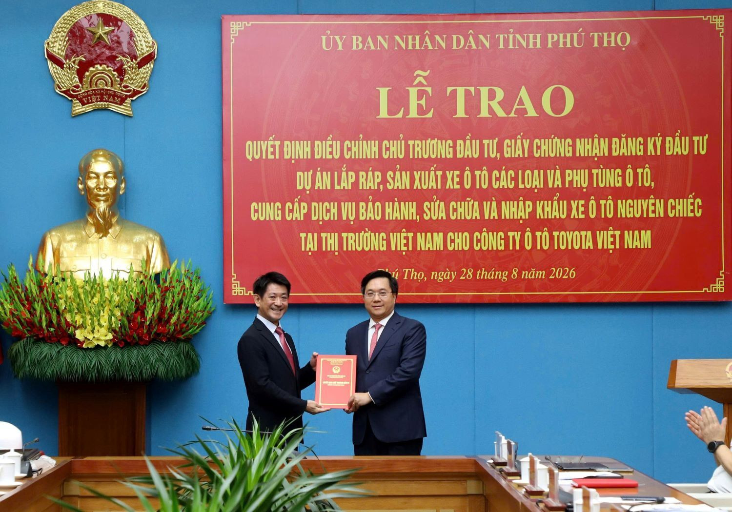 Buổi lễ trao quyết định diễn ra tại trụ sở UBND tỉnh Phú Thọ, với sự tham dự của lãnh đạo tỉnh, đại diện Sở Tài chính tỉnh Phú Thọ, các ban, ngành liên quan cùng ban lãnh đạo Toyota Việt Nam. (Ảnh: TMV)