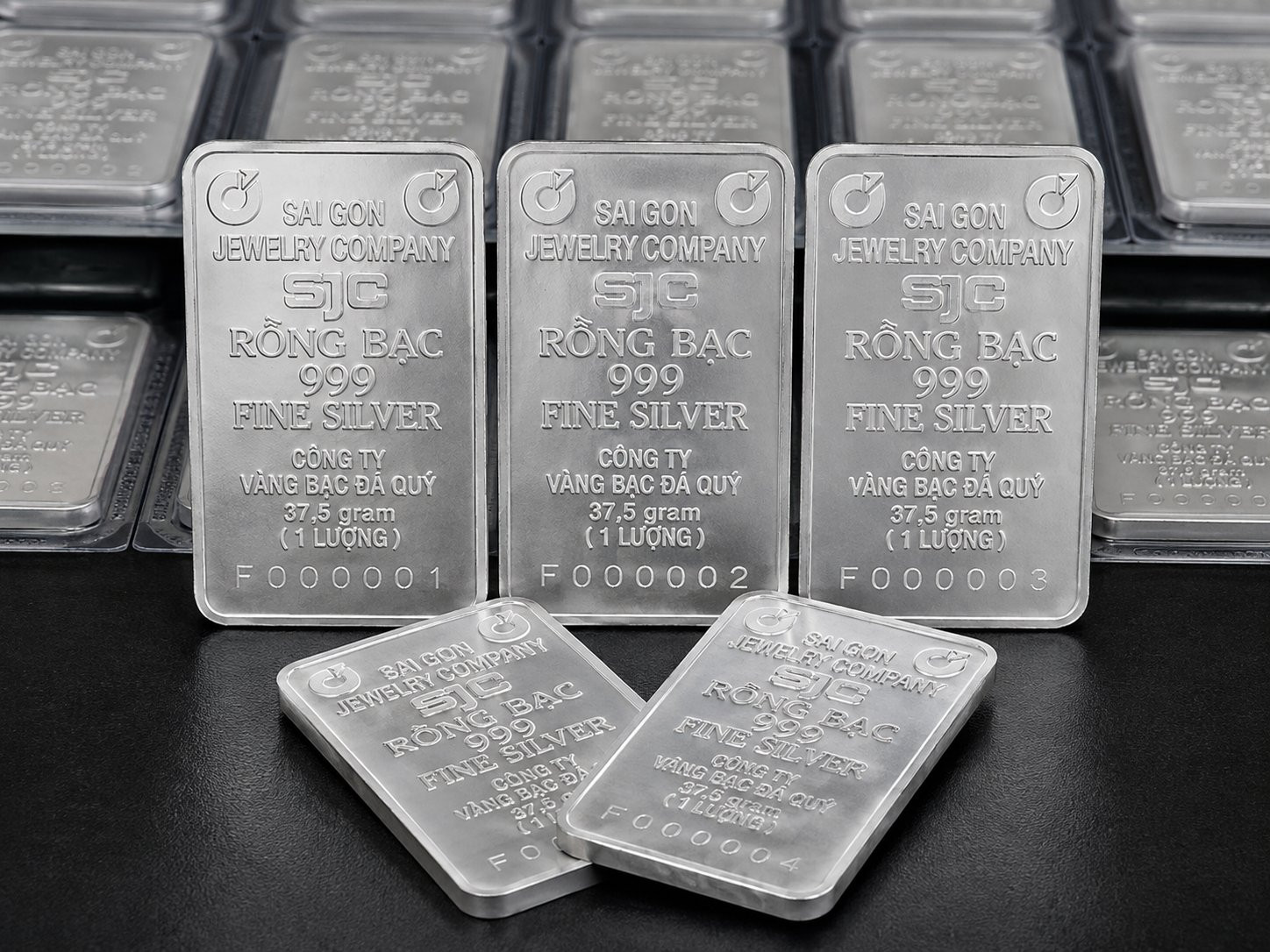 Giá bạc thế giới điều chỉnh giảm trước biến động của đồng USD