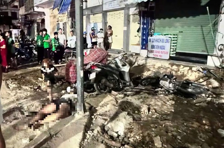 Lao xe vào công trình đang thi công ở Huế lúc rạng sáng, 2 người nhập viện- Ảnh 1.