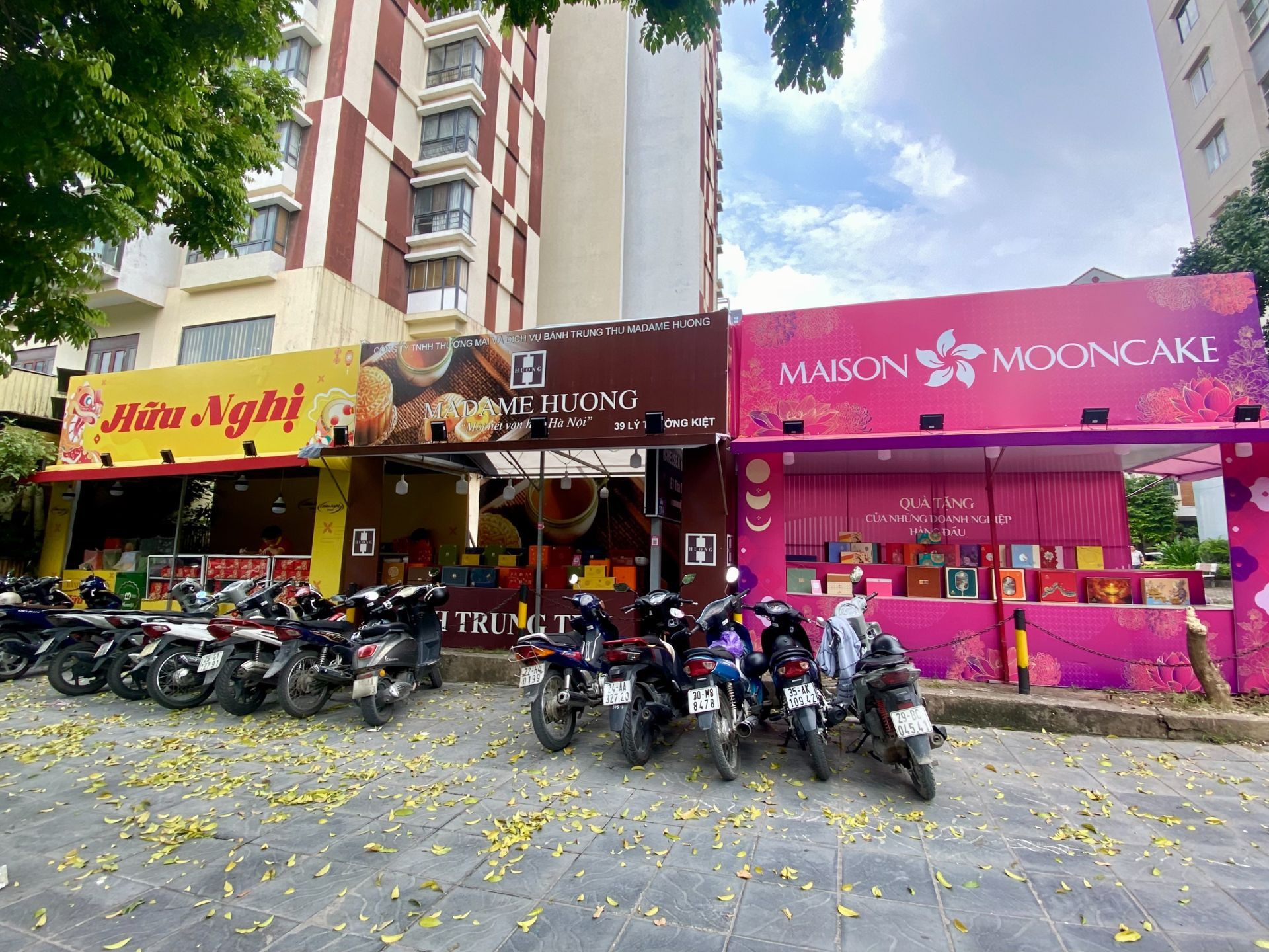 Các rạp bánh Trung thu trên các tuyến phố Hà Nội