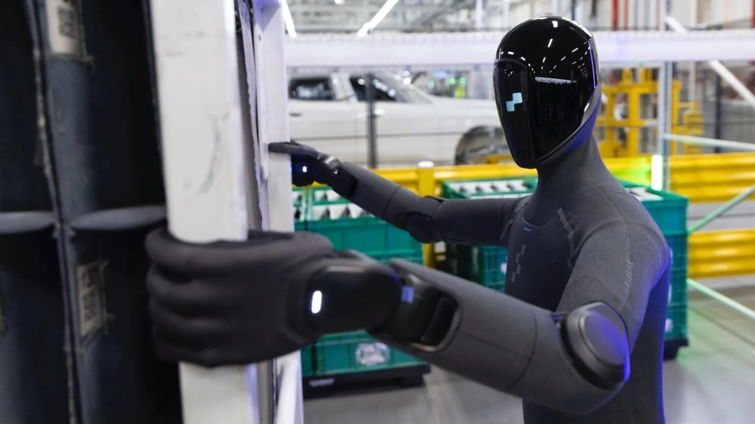 Robot hình người Figure hỗ trợ công nhân bốc xếp các chi tiết kim loại tấm tại nhà máy sản xuất ô tô của BMW ở Mỹ. (Ảnh: Carscoops)