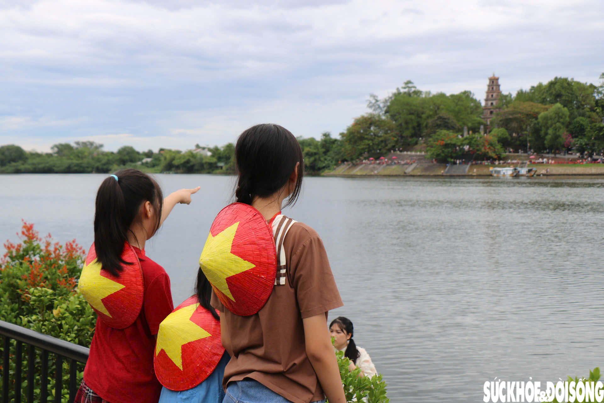 Tọa độ 'sống ảo' bắt trọn chùa Thiên Mụ ở Huế hút giới trẻ dịp nghỉ lễ- Ảnh 7.