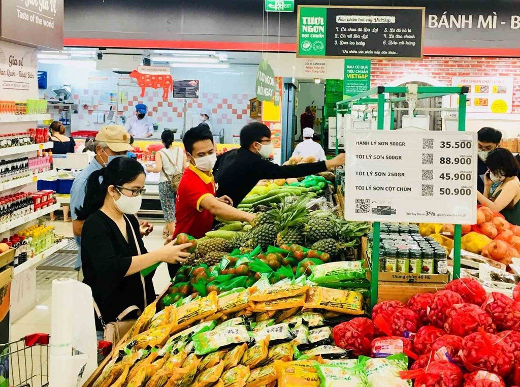 Người tiêu dùng mua sắm tại siêu thị. Ảnh: moit.gov.vn