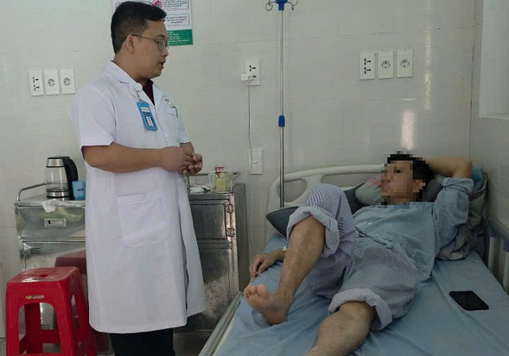‘Gãy cậu nhỏ’ do tai nạn sinh hoạt, nam bệnh nhân đối mặt cấp cứu ngoại khoa- Ảnh 1.