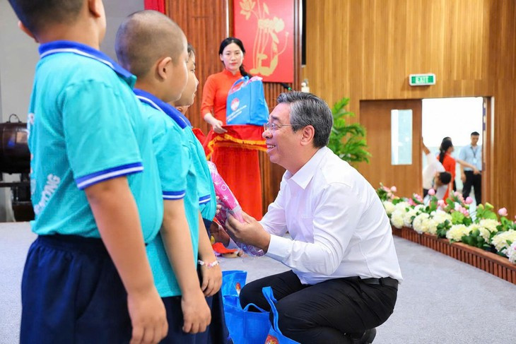 Những 'bông hoa hướng dương' trong lễ khai giảng đặc biệt ở bệnh viện ung bướu- Ảnh 3.