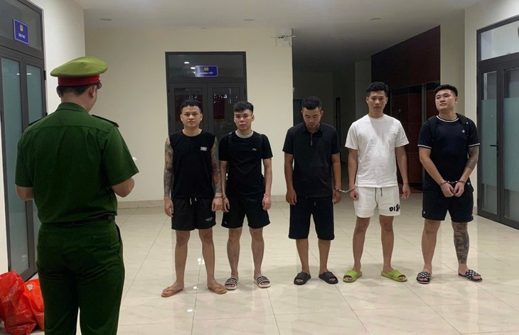 Giả danh 'Huấn Hoa Hồng', lừa hơn 4 tỷ đồng - Ảnh 1.