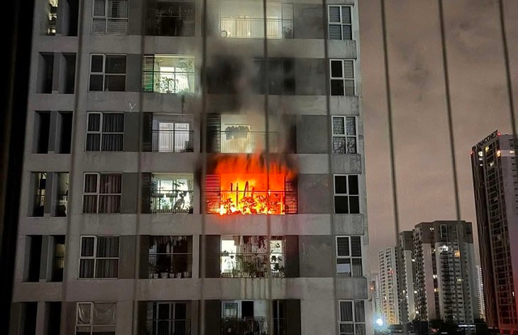 Cháy căn hộ tầng 9, chuông báo động đánh thức cư dân lúc rạng sáng - Ảnh 1.