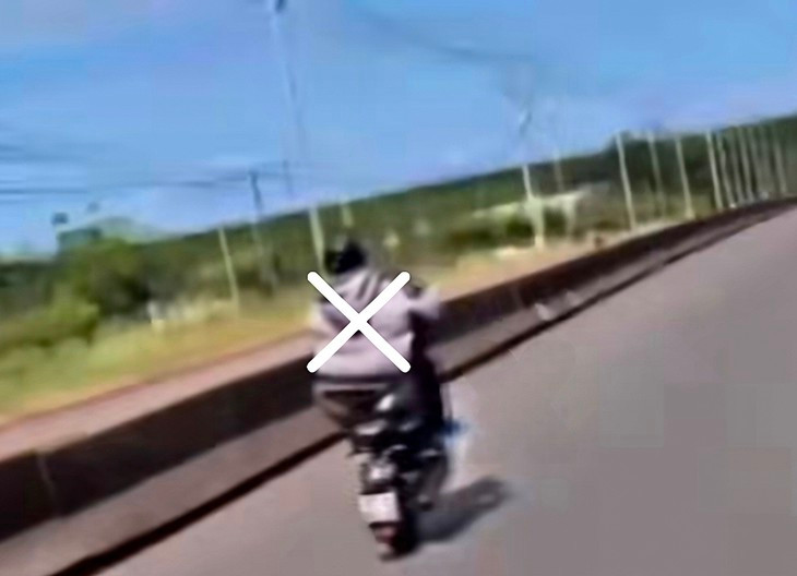 'Biểu diễn' bốc đầu xe máy, thanh niên 21 tuổi không bằng lái bị xử lý- Ảnh 1.