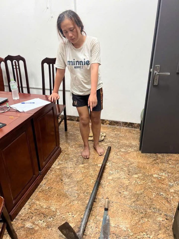 Tạm giam người phụ nữ cầm dao 'đại náo' quán nước- Ảnh 1.