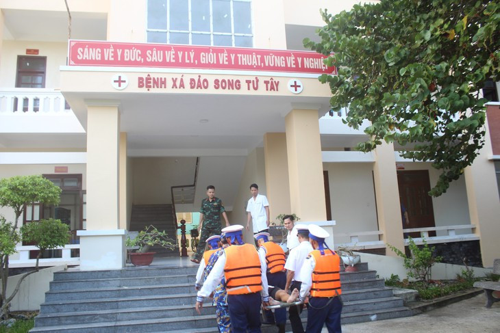 Quân y đảo Song Tử Tây tức tốc cứu ngư dân có nguy cơ hoại tử ruột - Ảnh 1.