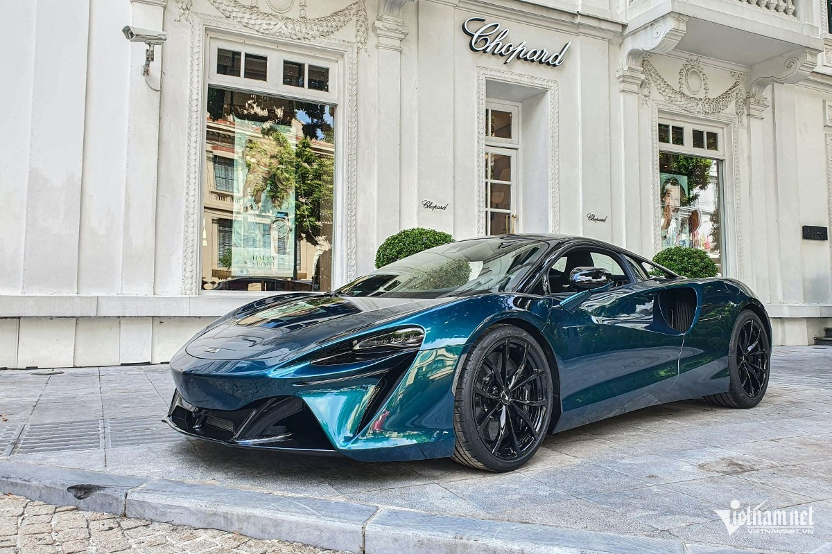 Siêu xe McLaren Artura trong một dịp trưng bày trên phố Hà Nội. (Ảnh: Ngô Minh)