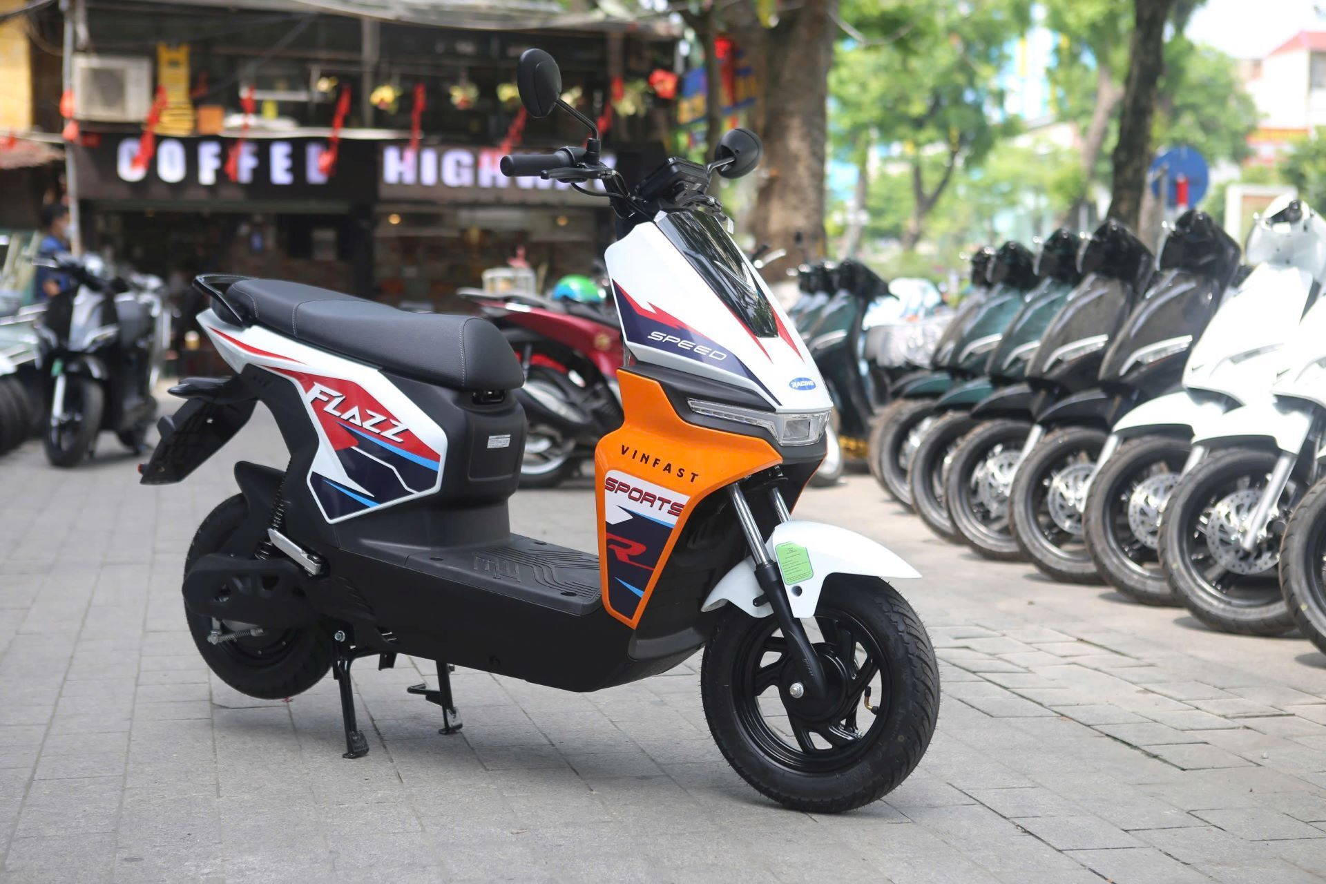 Phụ huynh chọn VinFast Flazz Max để con tự chủ hơn - 1