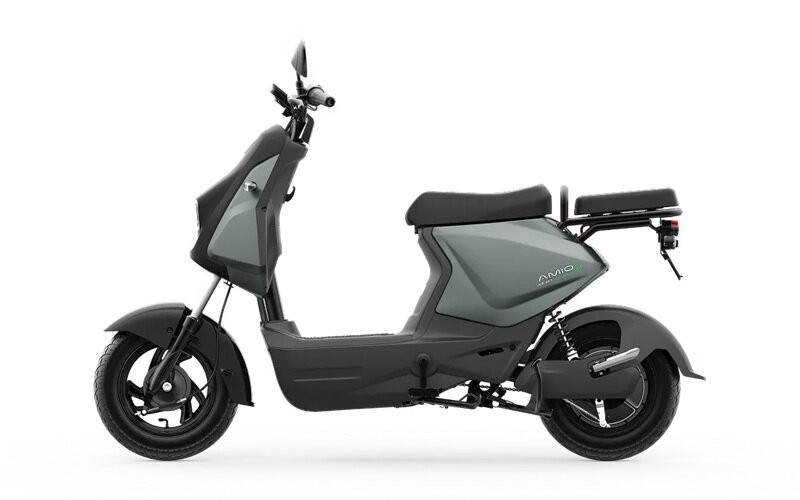 Amio S là xe đạp điện, vì thế không yêu cầu về độ tuổi người điều khiển xe