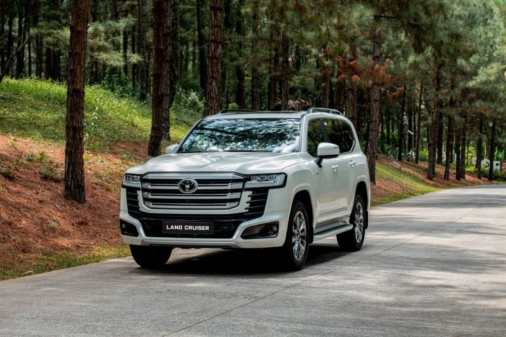 Tin xe 10/9: Toyota Land Cruiser 300 HEV ra mắt, Peugeot 408 giới hạn 100 xe - 1
