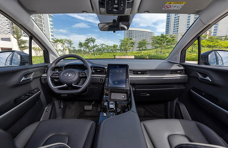 Khoang lái xe Hyundai Custin với màn hình trung tâm dạng dọc