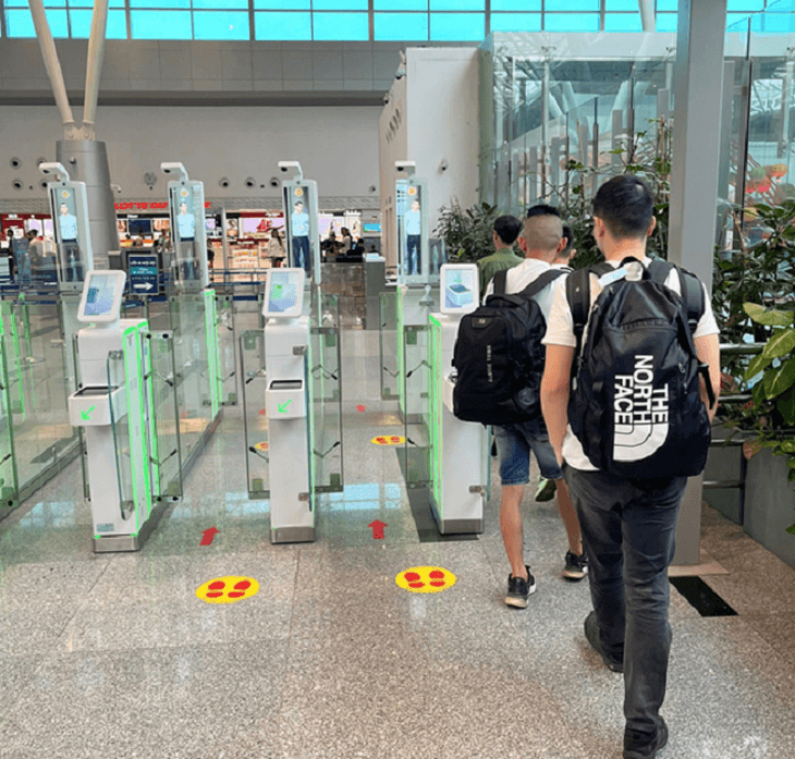 Trục xuất 4 người Trung Quốc có visa du lịch nhưng lại làm chăm sóc khách hàng - Ảnh 1.